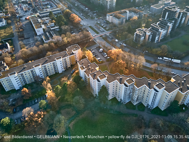 09.11.2020 - Marx-Zentrum und Wohnanlagelage am Karl-Marx-Ring 52-62 in Neuperlach