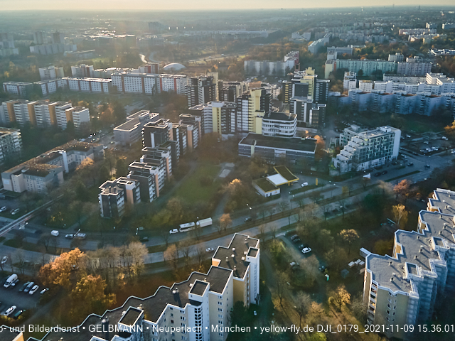 09.11.2020 - Marx-Zentrum und Wohnanlagelage am Karl-Marx-Ring 52-62 in Neuperlach