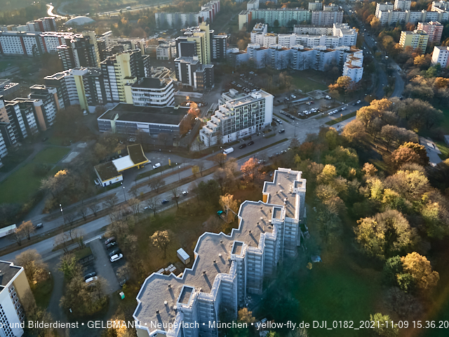 09.11.2020 - Marx-Zentrum und Wohnanlagelage am Karl-Marx-Ring 52-62 in Neuperlach