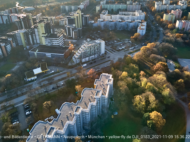 09.11.2020 - Marx-Zentrum und Wohnanlagelage am Karl-Marx-Ring 52-62 in Neuperlach