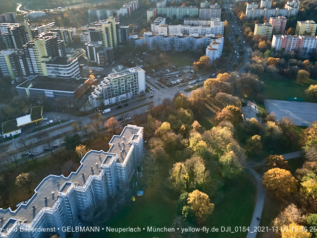 09.11.2020 - Marx-Zentrum und Wohnanlagelage am Karl-Marx-Ring 52-62 in Neuperlach