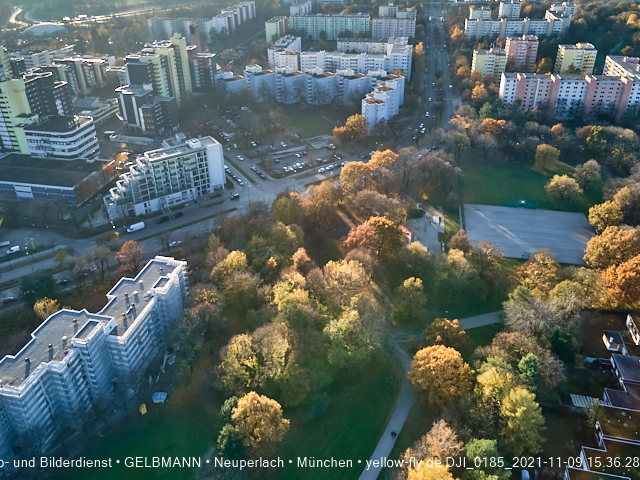 09.11.2020 - Marx-Zentrum und Wohnanlagelage am Karl-Marx-Ring 52-62 in Neuperlach