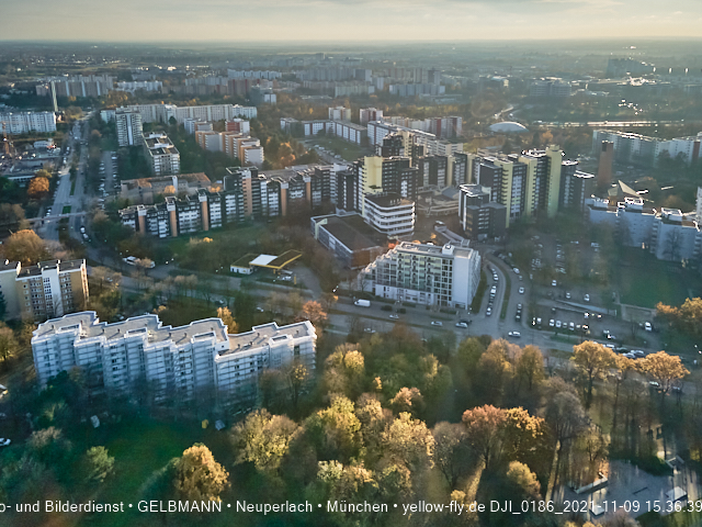 09.11.2020 - Marx-Zentrum und Wohnanlagelage am Karl-Marx-Ring 52-62 in Neuperlach