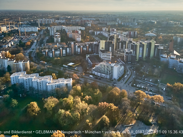 09.11.2020 - Marx-Zentrum und Wohnanlagelage am Karl-Marx-Ring 52-62 in Neuperlach