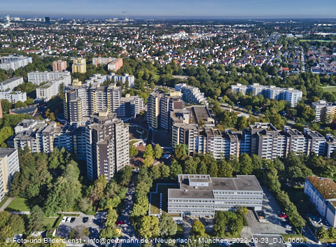 23.09.2022 - Marx-Zentrum, Studentenwohnheim und Wohnanlage Karl-Marx-Ring 52-62 und KMR 53-57c