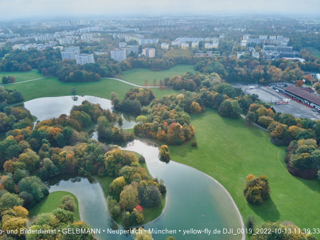 13.10.2022 - der Ostpark mit Biergarten und See in Neuperlach