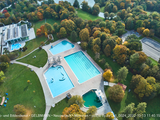13.10.2022 - der Ostpark mit Biergarten und See in Neuperlach