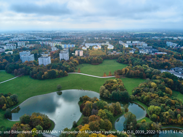 13.10.2022 - der Ostpark mit Biergarten und See in Neuperlach