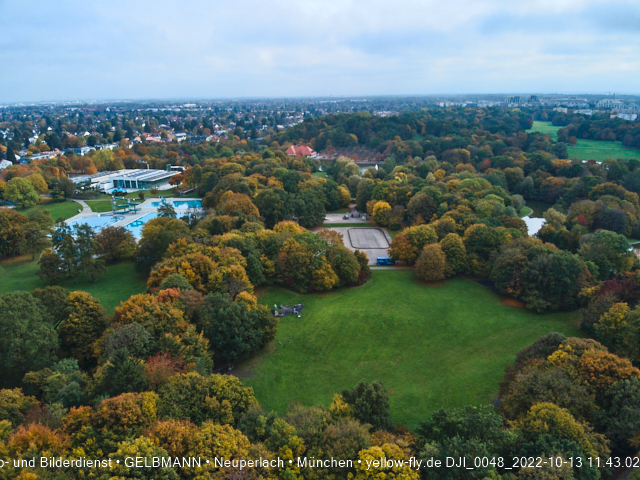 13.10.2022 - der Ostpark mit Biergarten und See in Neuperlach