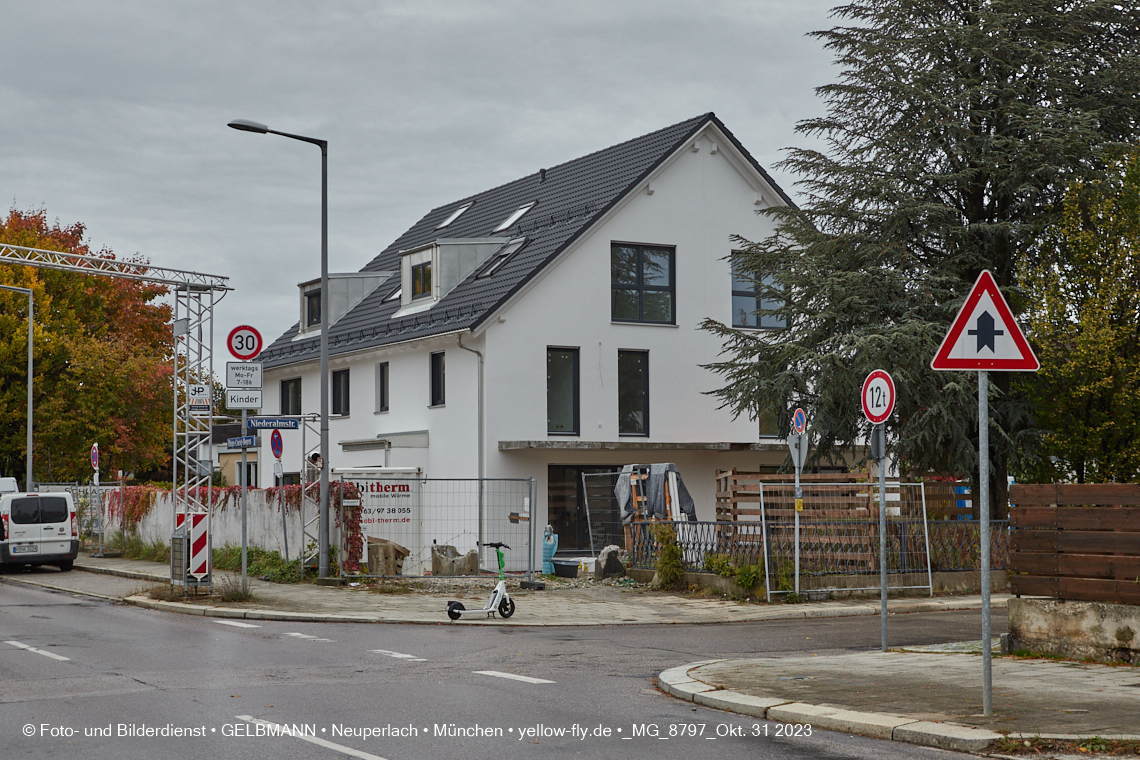 31.10.2023 - Baustelle Niederalmstraße 16 und Hugo-Lang-Bogen in Neuperlach