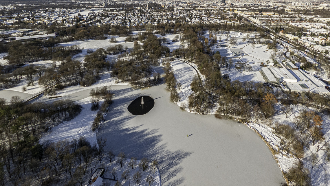 06.12.2021 - der Ostpark mit Schnee im Winter 2023 in Neuperlach