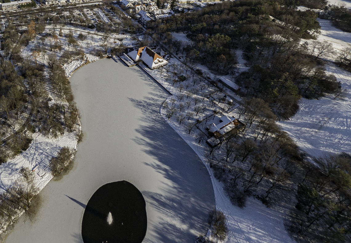 06.12.2021 - der Ostpark mit Schnee im Winter 2023 in Neuperlach