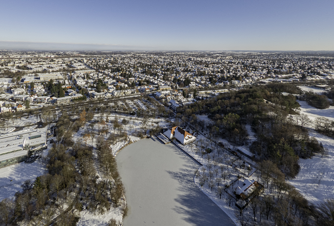 06.12.2021 - der Ostpark mit Schnee im Winter 2023 in Neuperlach