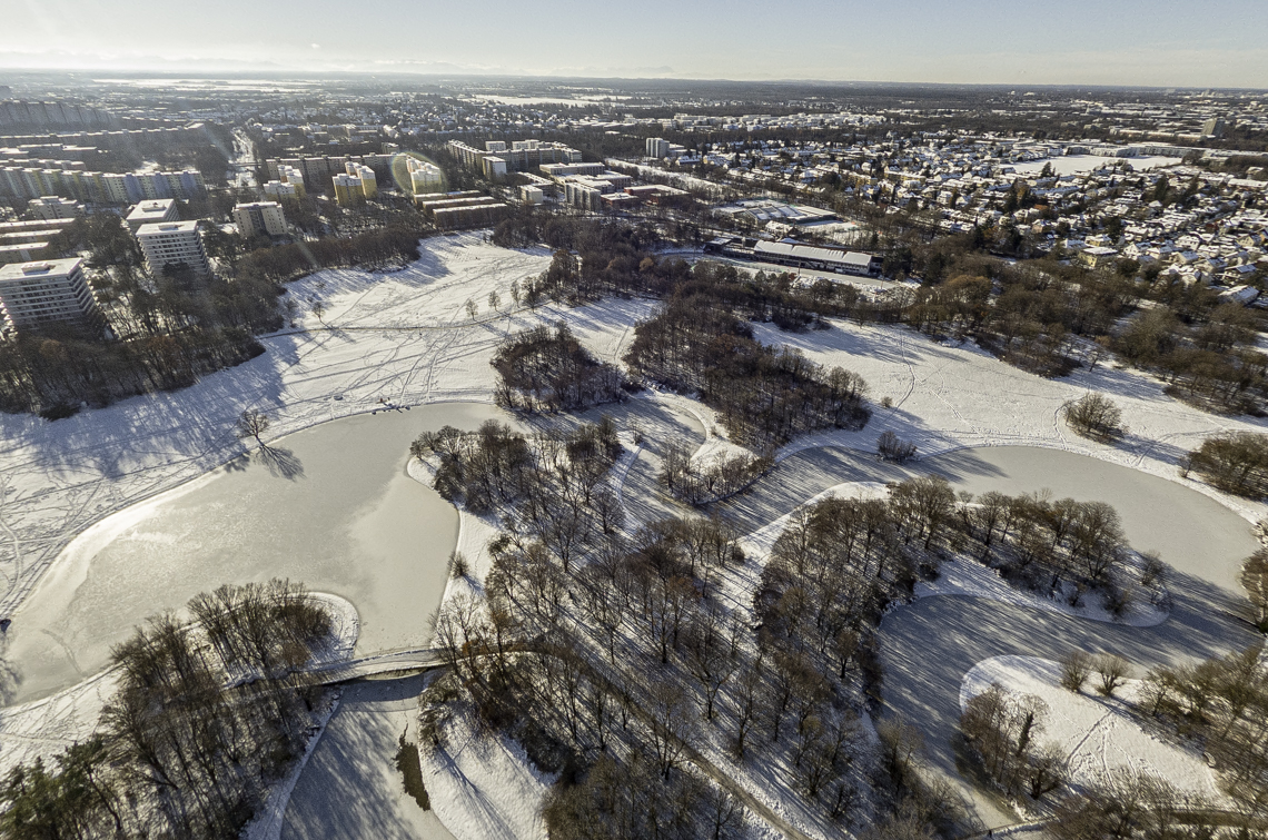 06.12.2021 - der Ostpark mit Schnee im Winter 2023 in Neuperlach