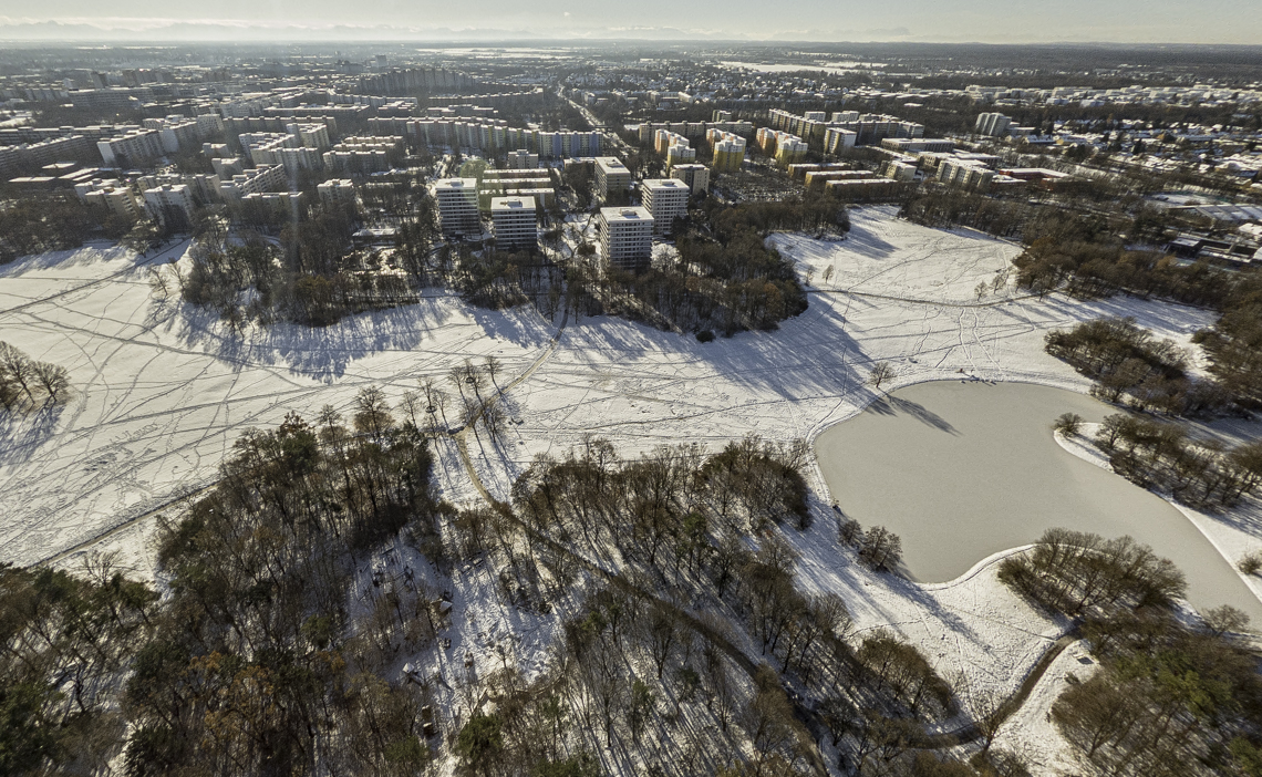 06.12.2021 - der Ostpark mit Schnee im Winter 2023 in Neuperlach