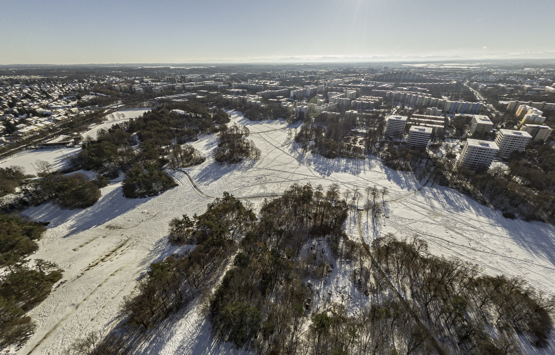 06.12.2021 - der Ostpark mit Schnee im Winter 2023 in Neuperlach