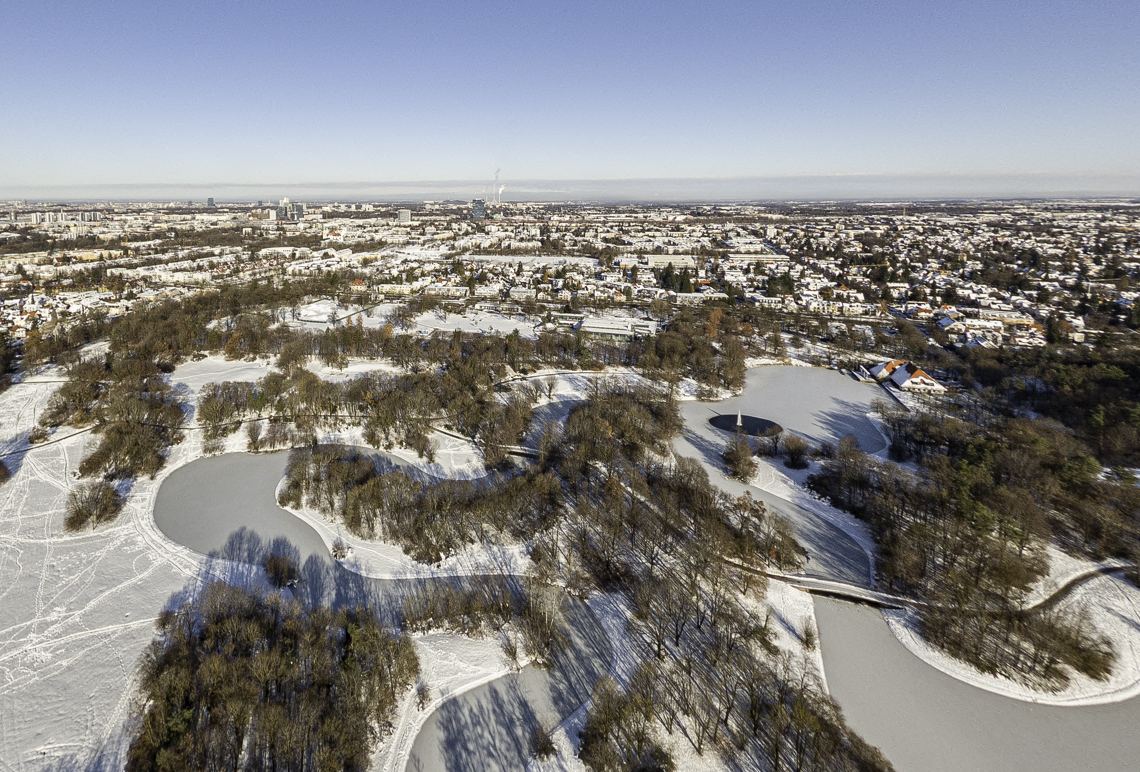 06.12.2021 - der Ostpark mit Schnee im Winter 2023 in Neuperlach