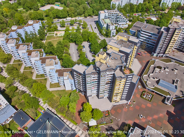 30.04.2024 - das Marx-Zentrum und Karl-Marx-Ring 52-62 mit Tiefgaragenbaustelle