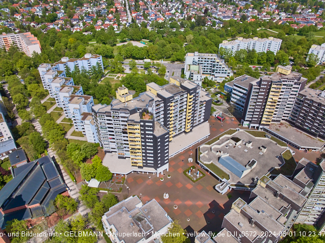 30.04.2024 - das Marx-Zentrum und Karl-Marx-Ring 52-62 mit Tiefgaragenbaustelle