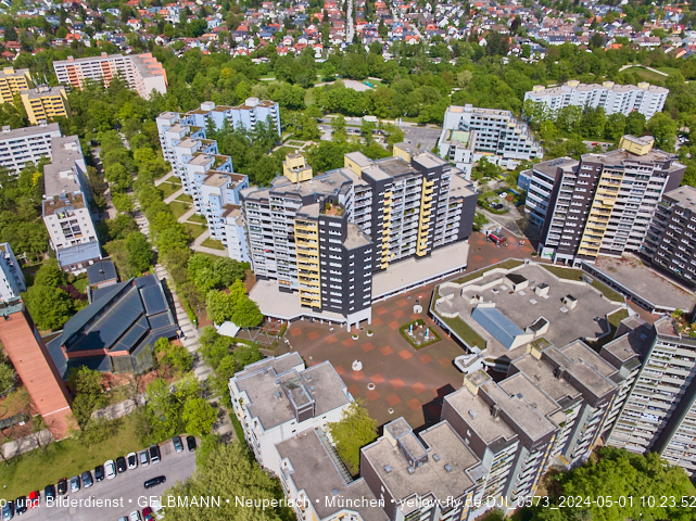 30.04.2024 - das Marx-Zentrum und Karl-Marx-Ring 52-62 mit Tiefgaragenbaustelle