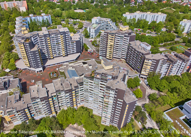 30.04.2024 - das Marx-Zentrum und Karl-Marx-Ring 52-62 mit Tiefgaragenbaustelle