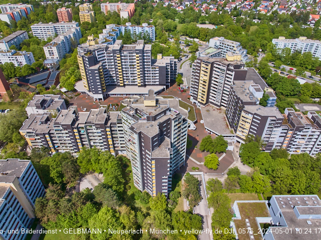 30.04.2024 - das Marx-Zentrum und Karl-Marx-Ring 52-62 mit Tiefgaragenbaustelle