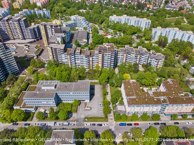 30.04.2024 - das Marx-Zentrum und Karl-Marx-Ring 52-62 mit Tiefgaragenbaustelle