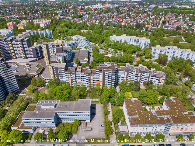 30.04.2024 - das Marx-Zentrum und Karl-Marx-Ring 52-62 mit Tiefgaragenbaustelle