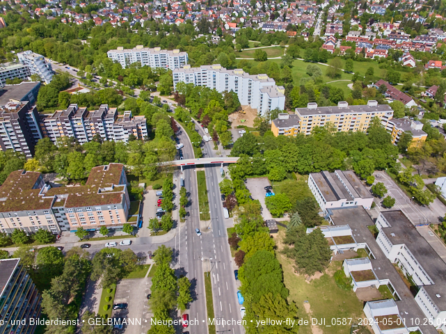 30.04.2024 - das Marx-Zentrum und Karl-Marx-Ring 52-62 mit Tiefgaragenbaustelle