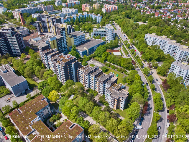 30.04.2024 - das Marx-Zentrum und Karl-Marx-Ring 52-62 mit Tiefgaragenbaustelle