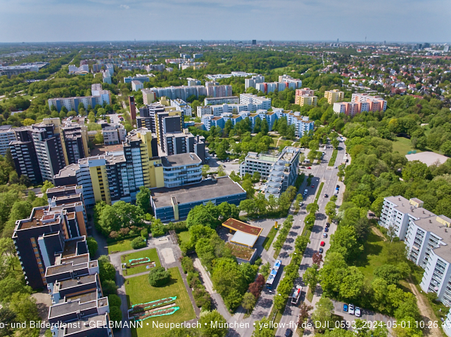 30.04.2024 - das Marx-Zentrum und Karl-Marx-Ring 52-62 mit Tiefgaragenbaustelle