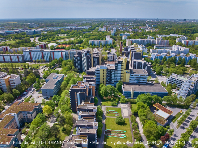 30.04.2024 - das Marx-Zentrum und Karl-Marx-Ring 52-62 mit Tiefgaragenbaustelle