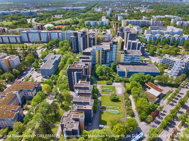 30.04.2024 - das Marx-Zentrum und Karl-Marx-Ring 52-62 mit Tiefgaragenbaustelle