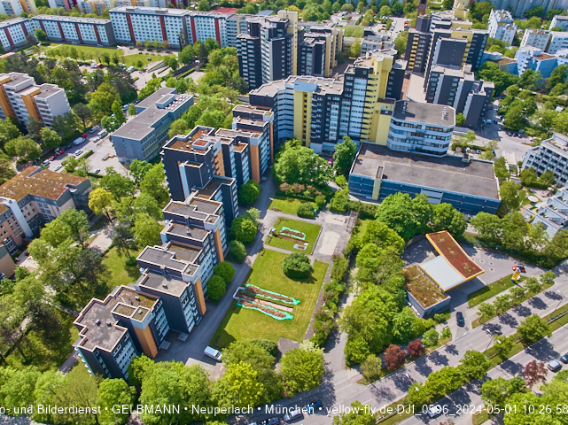 30.04.2024 - das Marx-Zentrum und Karl-Marx-Ring 52-62 mit Tiefgaragenbaustelle