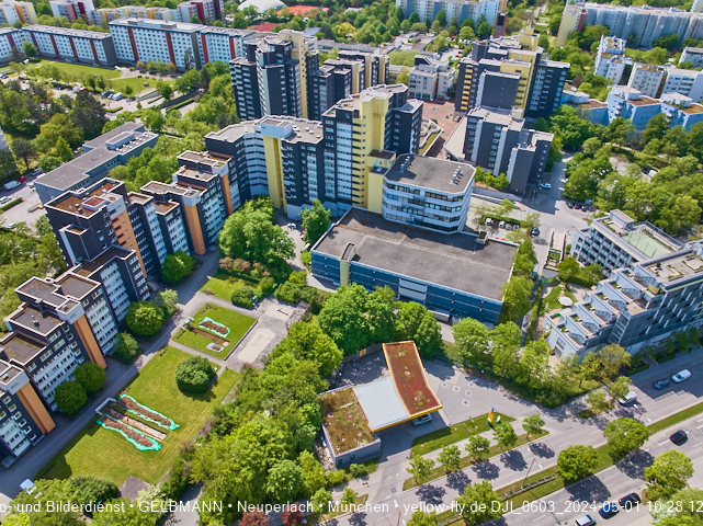 30.04.2024 - das Marx-Zentrum und Karl-Marx-Ring 52-62 mit Tiefgaragenbaustelle