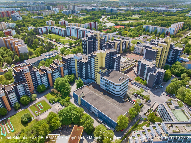 30.04.2024 - das Marx-Zentrum und Karl-Marx-Ring 52-62 mit Tiefgaragenbaustelle