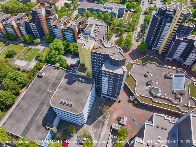 30.04.2024 - das Marx-Zentrum und Karl-Marx-Ring 52-62 mit Tiefgaragenbaustelle