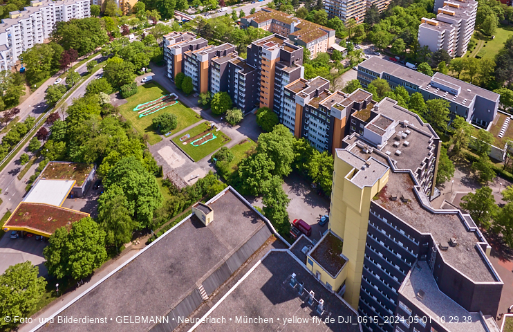 30.04.2024 - das Marx-Zentrum und Karl-Marx-Ring 52-62 mit Tiefgaragenbaustelle