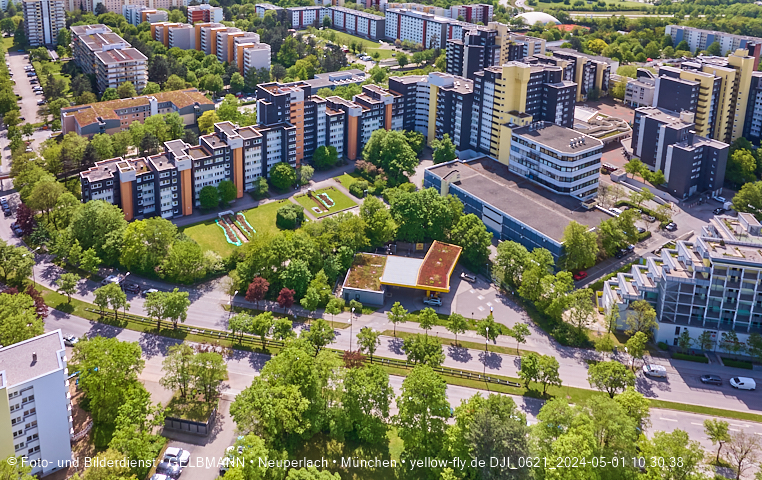30.04.2024 - das Marx-Zentrum und Karl-Marx-Ring 52-62 mit Tiefgaragenbaustelle