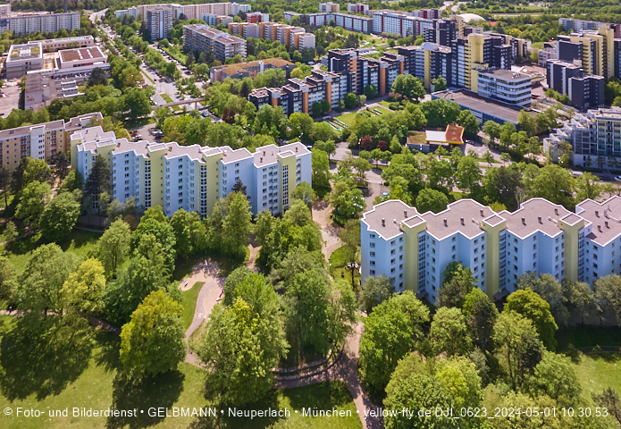 30.04.2024 - das Marx-Zentrum und Karl-Marx-Ring 52-62 mit Tiefgaragenbaustelle