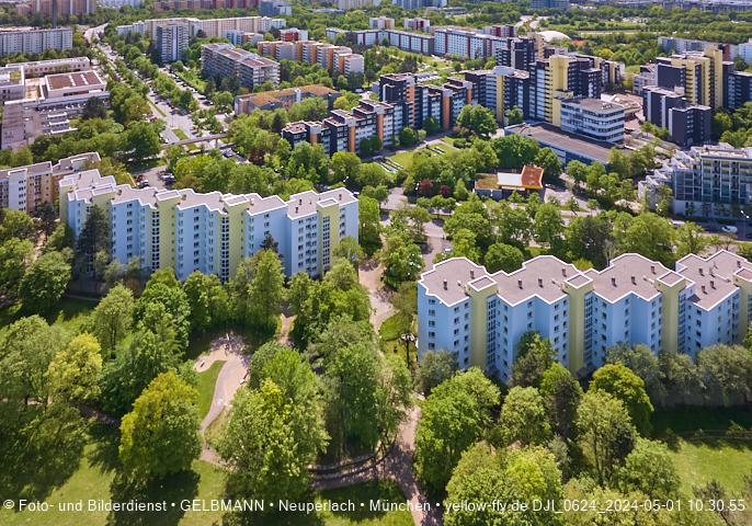 30.04.2024 - das Marx-Zentrum und Karl-Marx-Ring 52-62 mit Tiefgaragenbaustelle