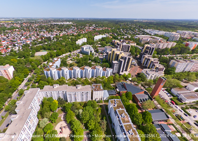 30.04.2024 - das Marx-Zentrum und Karl-Marx-Ring 52-62 mit Tiefgaragenbaustelle