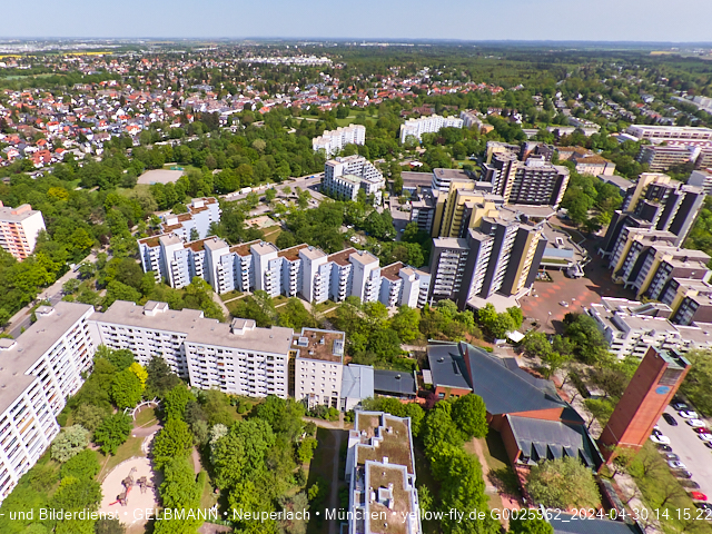 30.04.2024 - das Marx-Zentrum und Karl-Marx-Ring 52-62 mit Tiefgaragenbaustelle