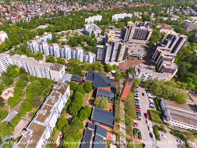 30.04.2024 - das Marx-Zentrum und Karl-Marx-Ring 52-62 mit Tiefgaragenbaustelle
