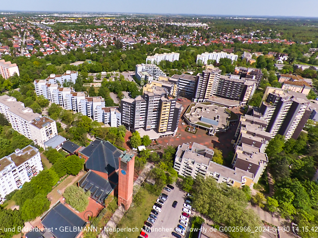 30.04.2024 - das Marx-Zentrum und Karl-Marx-Ring 52-62 mit Tiefgaragenbaustelle