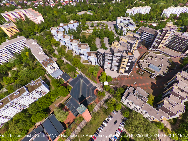 30.04.2024 - das Marx-Zentrum und Karl-Marx-Ring 52-62 mit Tiefgaragenbaustelle