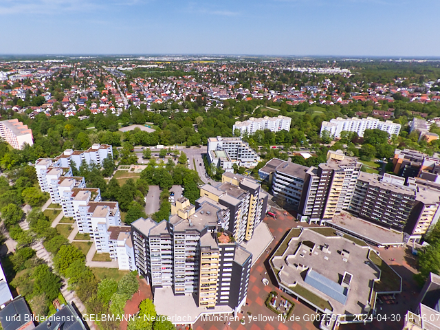 30.04.2024 - das Marx-Zentrum und Karl-Marx-Ring 52-62 mit Tiefgaragenbaustelle