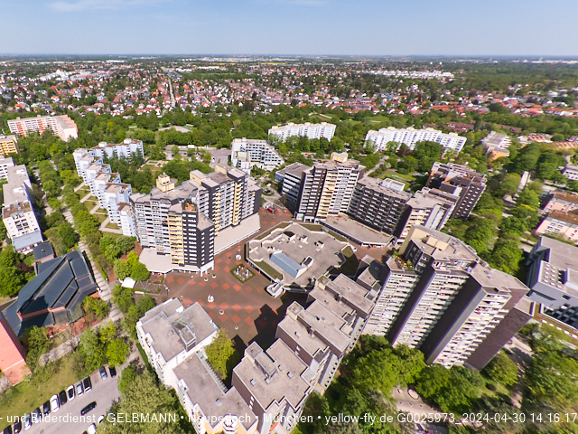 30.04.2024 - das Marx-Zentrum und Karl-Marx-Ring 52-62 mit Tiefgaragenbaustelle