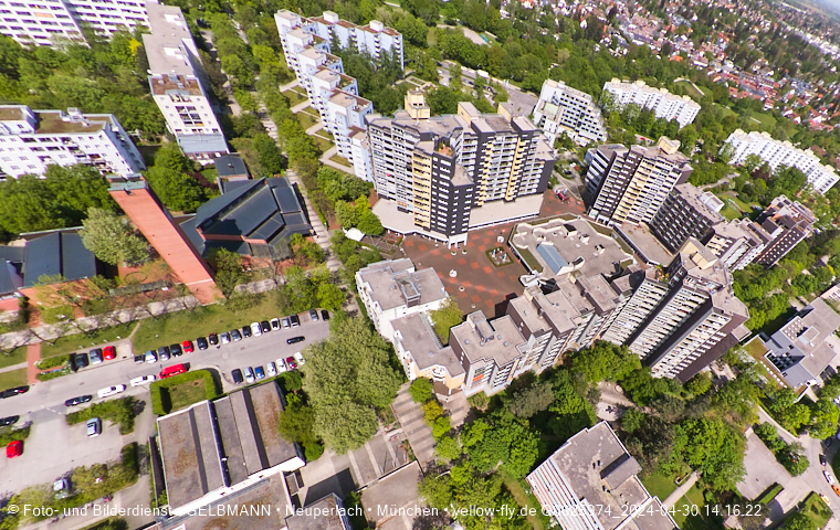 30.04.2024 - das Marx-Zentrum und Karl-Marx-Ring 52-62 mit Tiefgaragenbaustelle