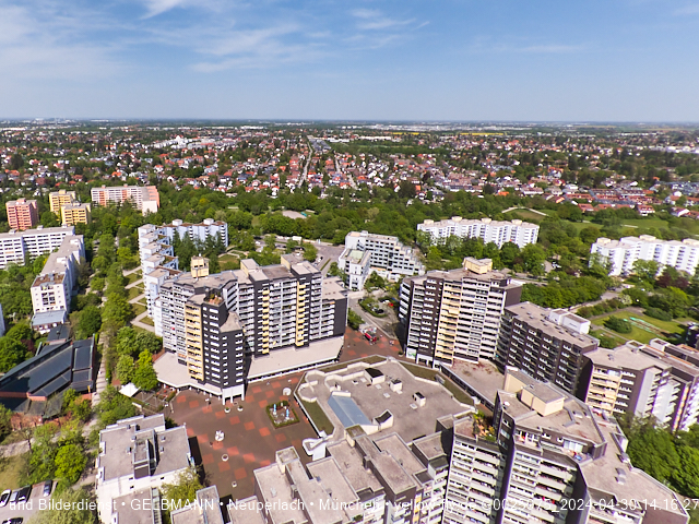 30.04.2024 - das Marx-Zentrum und Karl-Marx-Ring 52-62 mit Tiefgaragenbaustelle